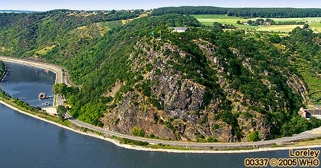 Blick auf die Loreley vom Aussichtspunkt Maria Ruh am gegenberliegenden Rheinufer im Landschaftspark in Urbar zwischen Oberwesel und St. Goar am Rhein
