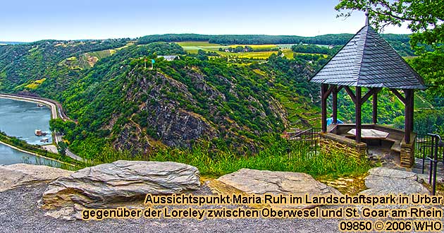 Aussichtspunkt Maria Ruh mit Blick auf die Loreley am gegenberliegenden Rheinufer im Landschaftspark in Urbar zwischen Oberwesel und St. Goar am Rhein