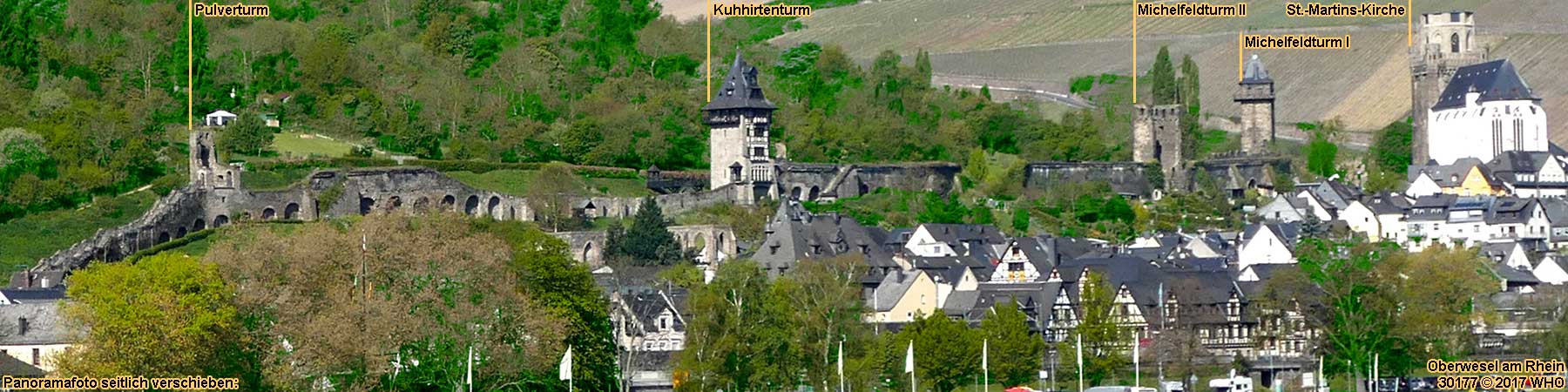 Oberwesel am Rhein, Stadtmauer mit Pulverturm, Kuhhirtenturm, Michelfeldturm II, Michelfeldturm I und St.-Martins-Kirche. Blick von der rechten Rheinseite.