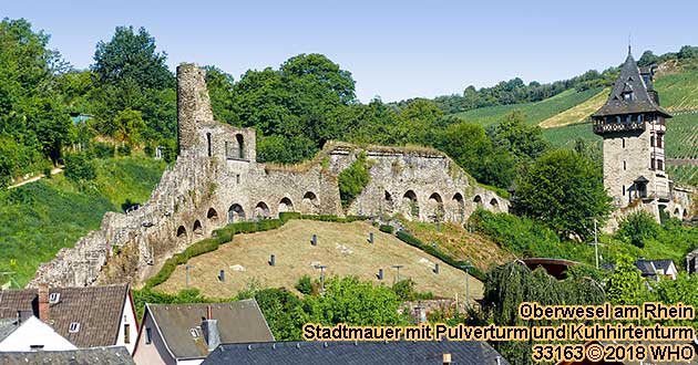 Oberwesel am Rhein, Stadtmauer mit Pulverturm und Kuhhirtenturm.