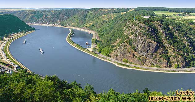 Blick auf die Loreley vom Aussichtspunkt Maria Ruh am gegenberliegenden Rheinufer im Landschaftspark in Urbar zwischen Oberwesel und St. Goar am Rhein