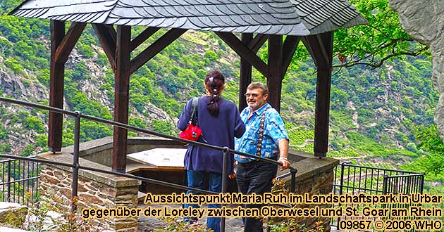 Aussichtspunkt Maria Ruh mit Blick auf die Loreley am gegenberliegenden Rheinufer im Landschaftspark in Urbar zwischen Oberwesel und St. Goar am Rhein