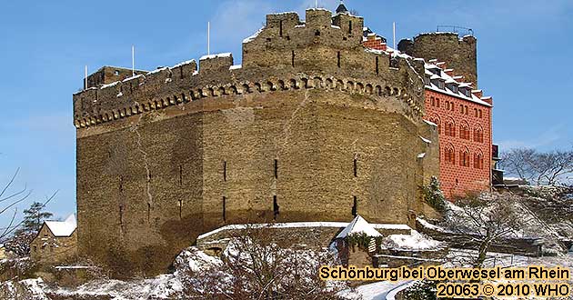 Schnburg bei Oberwesel am Rhein im Winter.