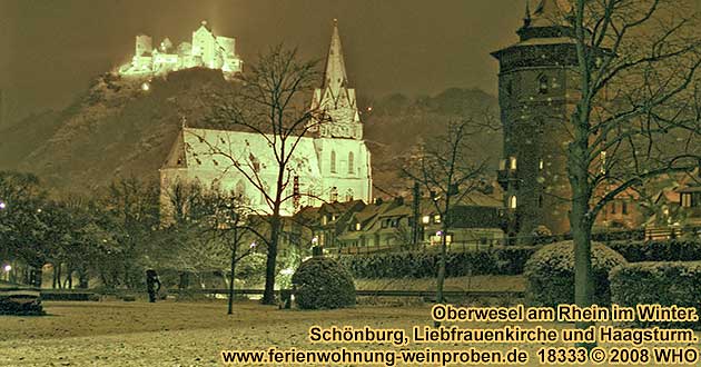 Oberwesel am Rhein im Winter: Schönburg, Liebfrauenkirche und Haagsturm.