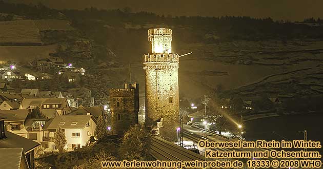 Oberwesel am Rhein im Winter: Katzenturm und Ochsenturm.